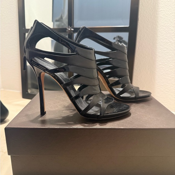 Gucci Elegant Black Strappy Heels - Picture 2 of 8